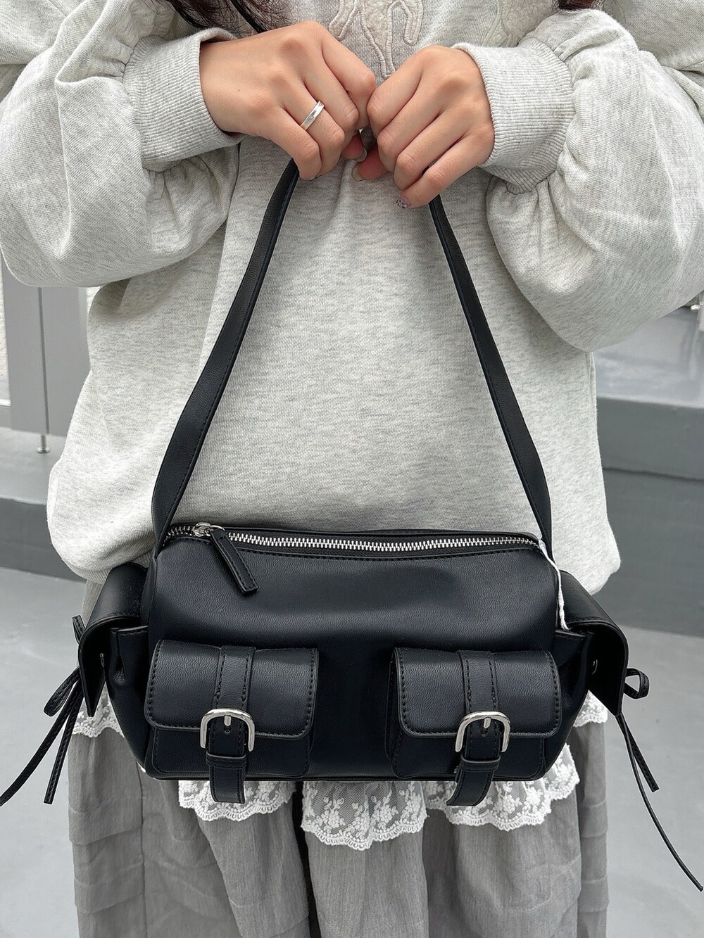 ホワイト系のシャツ/ブラウス、グレー系のスウェット、ブラック系のショルダーバッグを着用したレディースの秋コーディネートの8枚目の写真