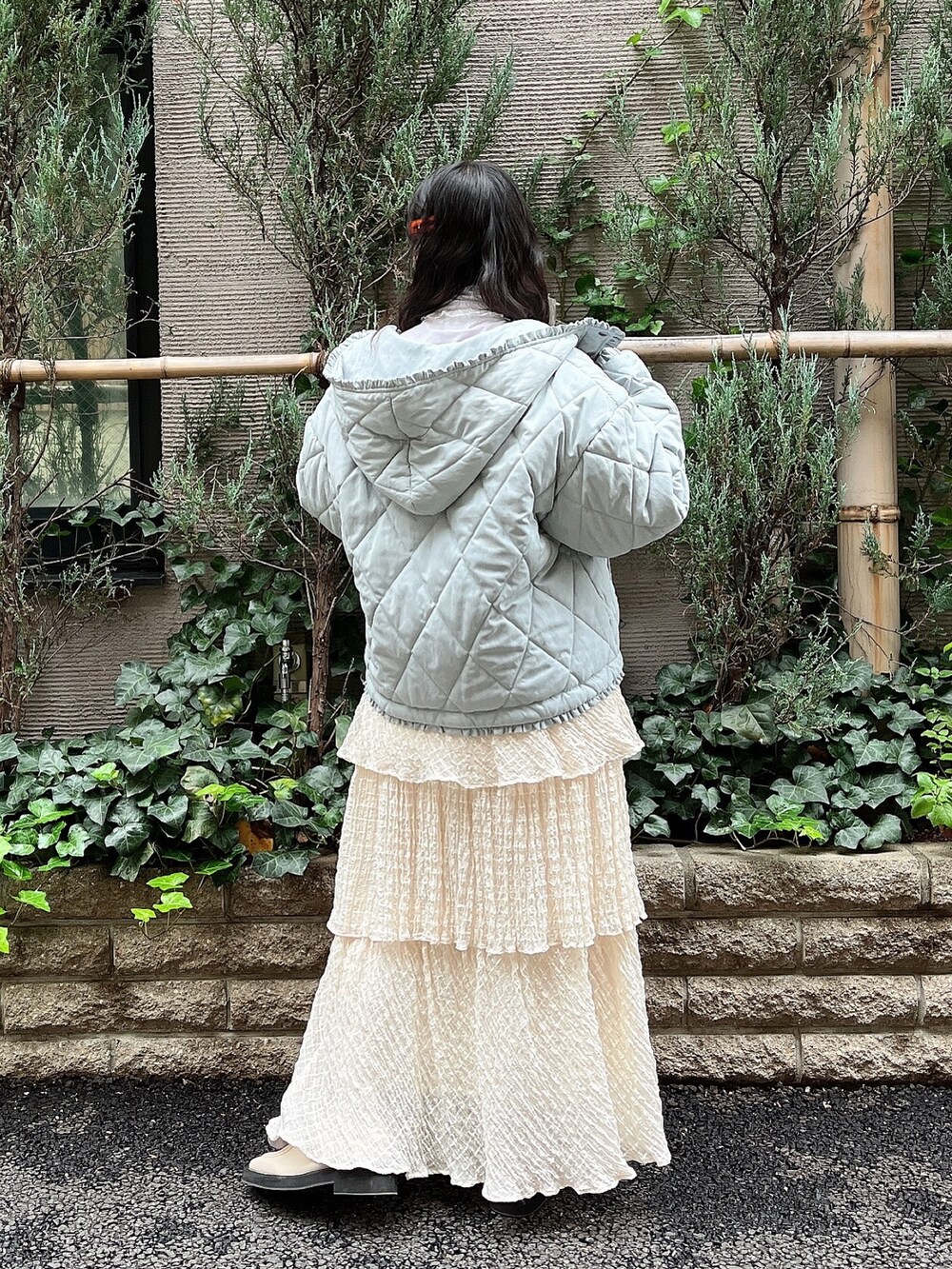 ブルー系のその他アウター、ホワイト系のスカート、ホワイト系のシャツ/ブラウスを着用したレディースの冬コーディネートの4枚目の写真