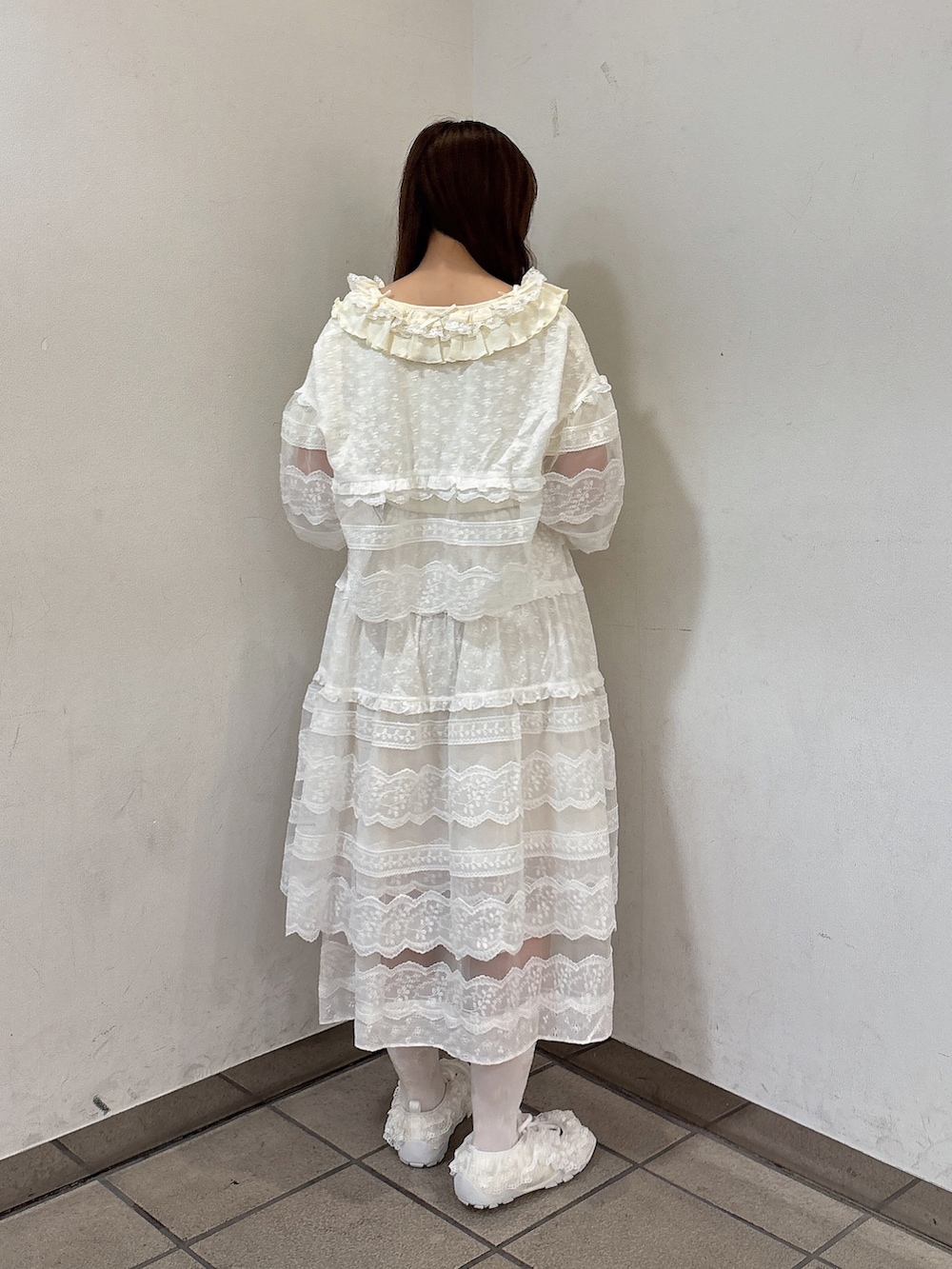 ホワイト系のTシャツ/カットソー、ホワイト系のシャツ/ブラウス、ホワイト系のスカートを着用したレディースの夏コーディネートの4枚目の写真