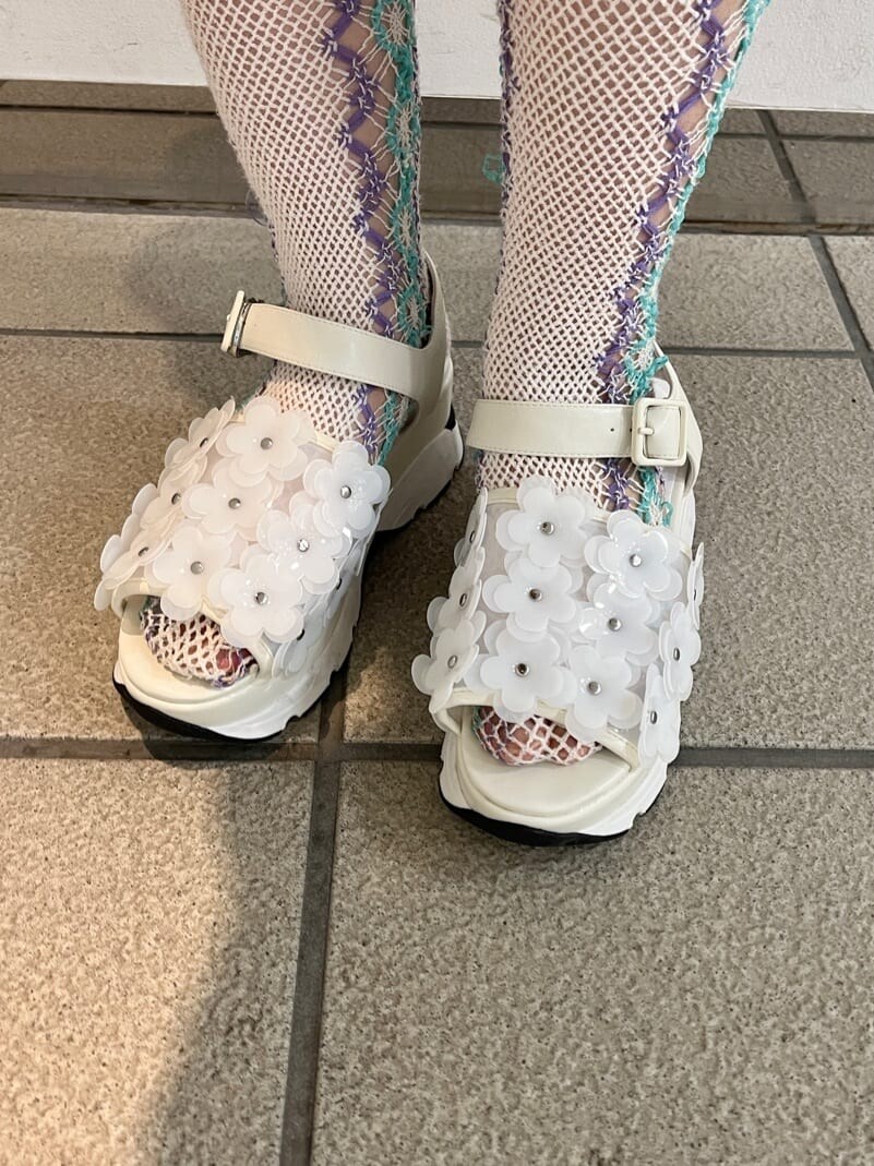 ホワイト系のその他パンツ、ホワイト系のチュニック、ホワイト系のシャツ/ブラウスを着用したレディースの夏コーディネートの3枚目の写真