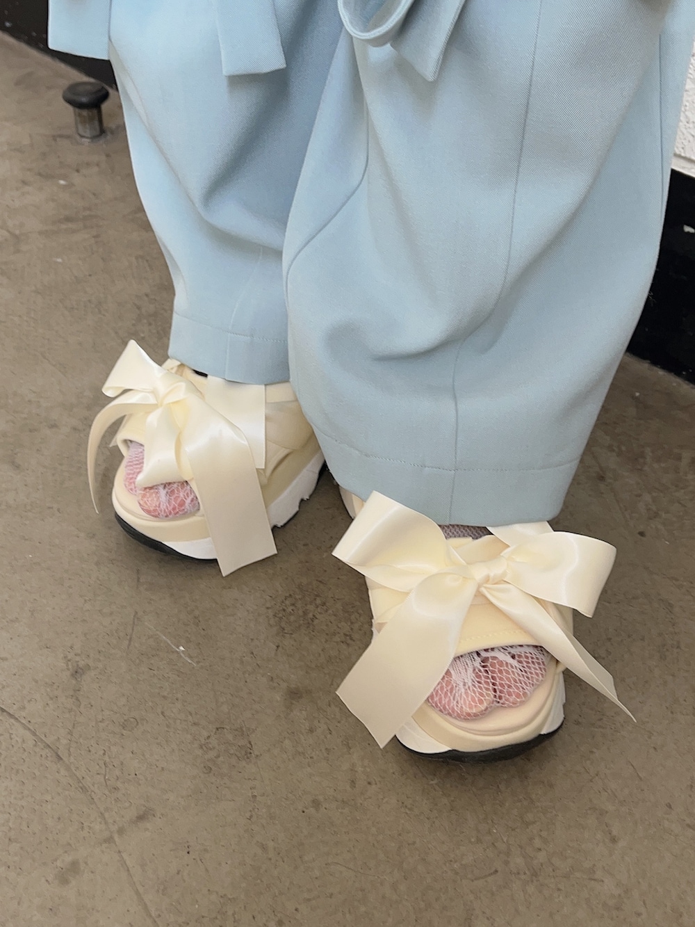 ホワイト系のTシャツ/カットソー、ブルー系のその他パンツ、ホワイト系のサンダルを着用したレディースの春コーディネートの7枚目の写真