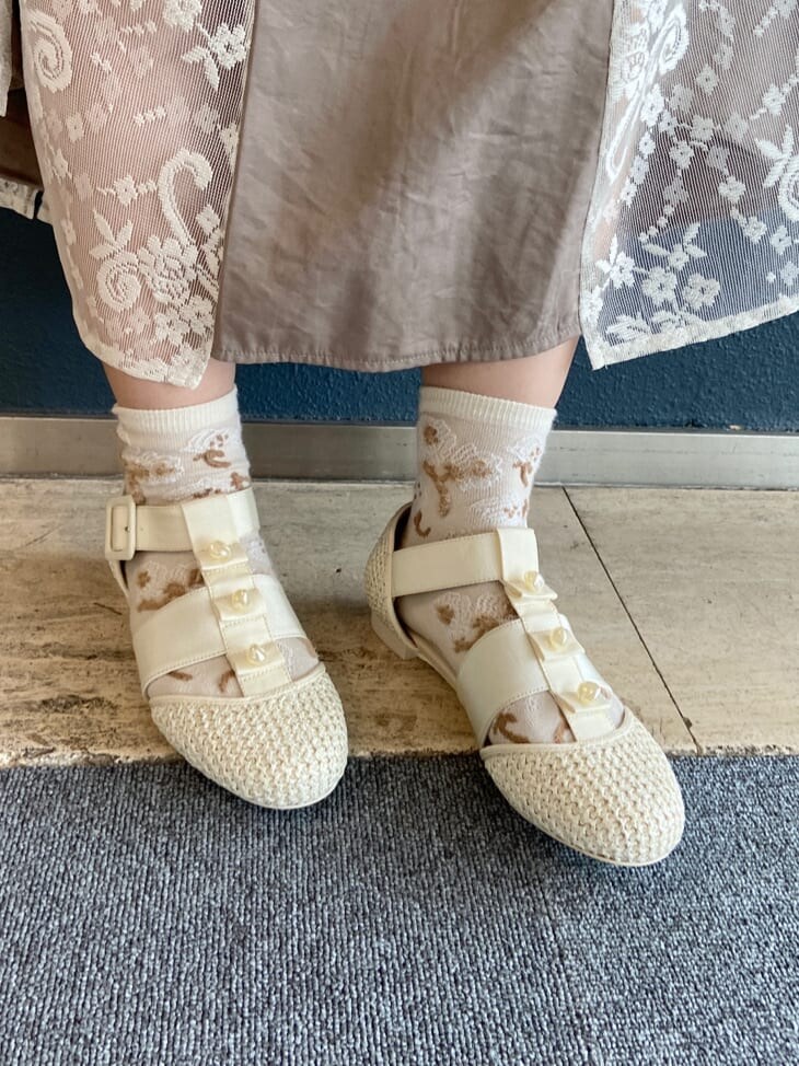 ベージュ系のスカート、ホワイト系のパンプス、ホワイト系のトートバッグを着用したレディースの夏コーディネートの7枚目の写真