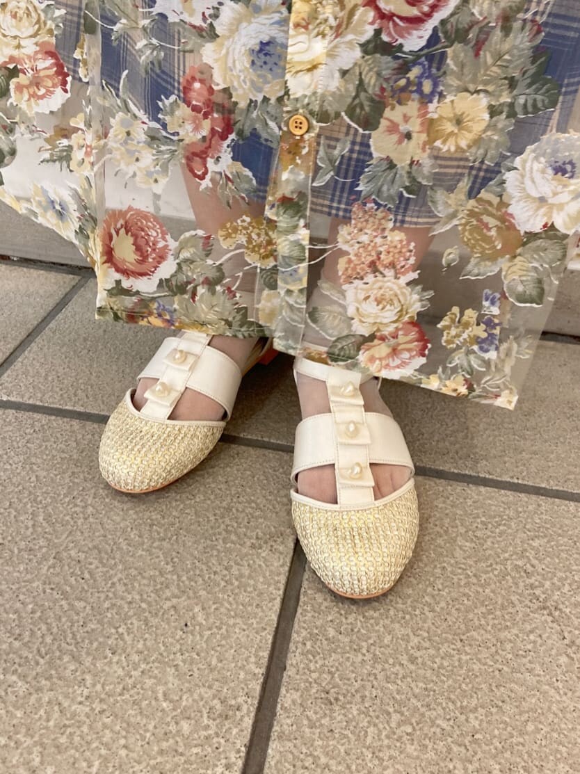 イエロー系のスカート、ベージュ系のパンプス、ブルー系のTシャツ/カットソーを着用したレディースの夏コーディネートの7枚目の写真