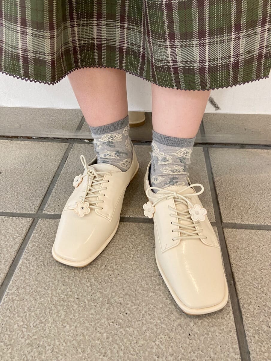 グリーン系のワンピース、ホワイト系のその他シューズ、ホワイト系のショルダーバッグを着用したレディースの秋コーディネートの6枚目の写真