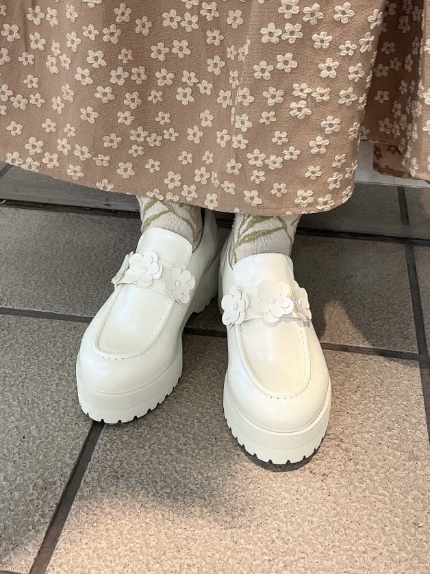 ホワイト系のブルゾン、ホワイト系のシャツ/ブラウス、ベージュ系のスカートを着用したレディースの秋コーディネートの6枚目の写真