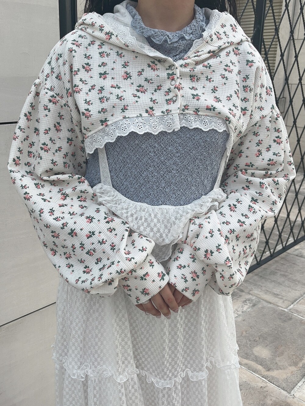 その他のカーディガン/ボレロ、ブルー系のTシャツ/カットソー、ホワイト系のワンピースを着用したレディースの秋コーディネートの5枚目の写真