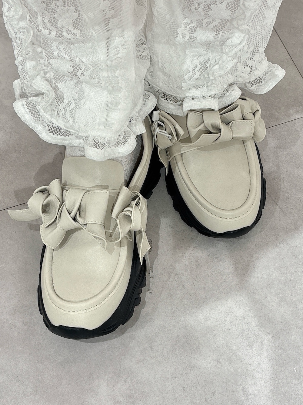 ホワイト系のシャツ/ブラウス、ホワイト系のワンピース、ホワイト系のショルダーバッグを着用したレディースの春コーディネートの8枚目の写真