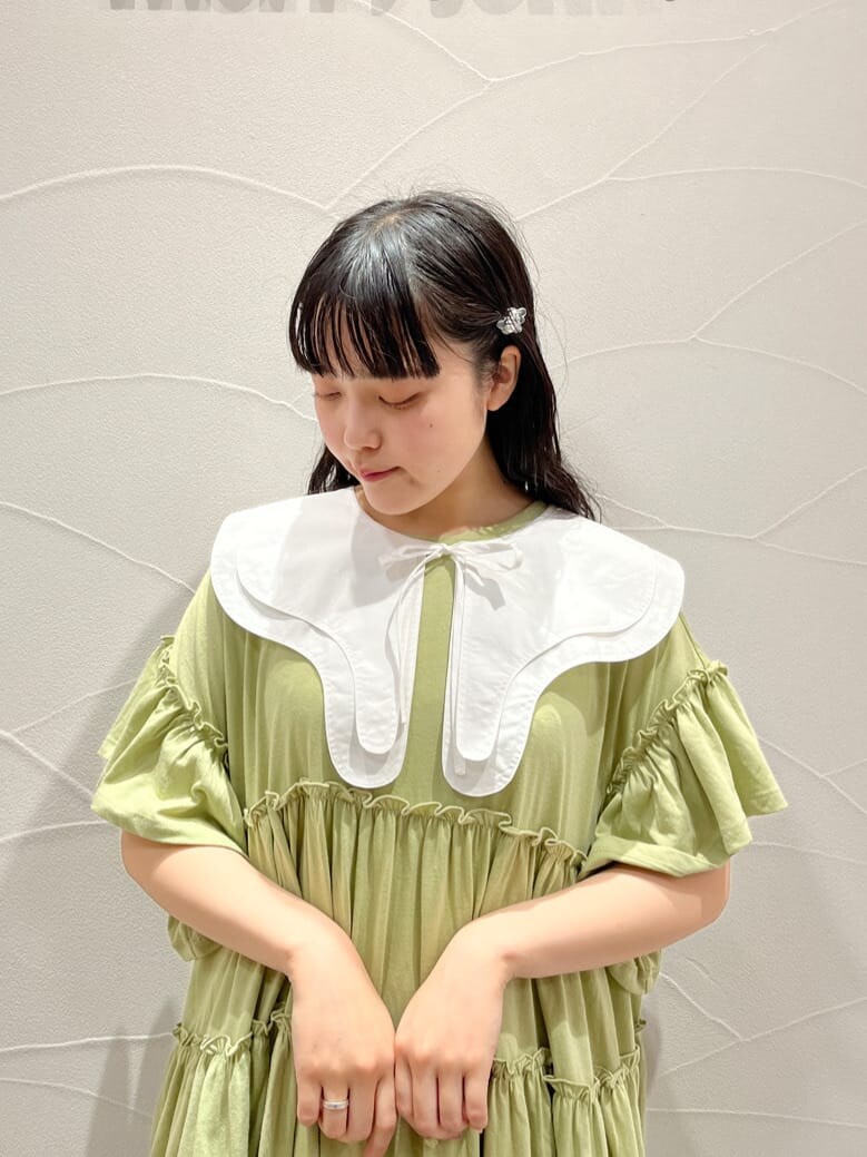 ホワイト系のスニーカー、グリーン系のワンピース、ホワイト系の付け襟を着用したレディースの春コーディネートの3枚目の写真