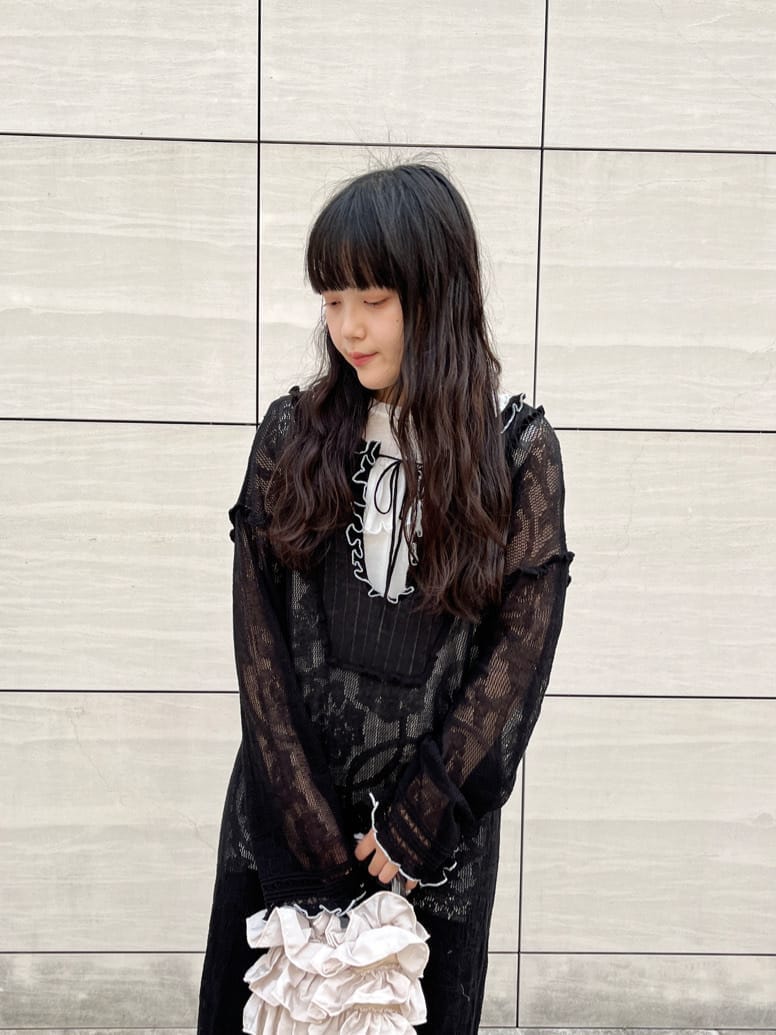 ブラック系のその他パンツ、ブラック系のサンダル、ブラック系のワンピースを着用したレディースの夏コーディネートの2枚目の写真