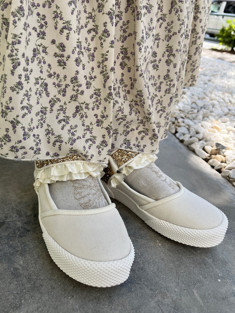 ホワイト系のダウンジャケット/コート、グリーン系のスカート、ホワイト系のスニーカーを着用したレディースの冬コーディネートの7枚目の写真