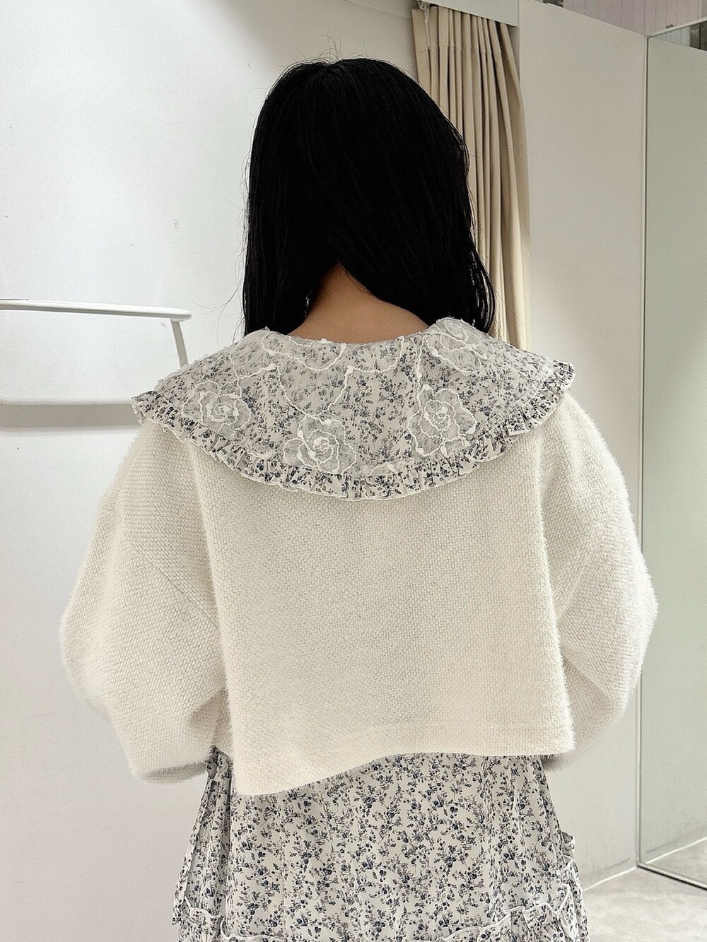 ホワイト系のカーディガン/ボレロ、ホワイト系のワンピース、ホワイト系のスニーカーを着用したレディースの秋コーディネートの9枚目の写真