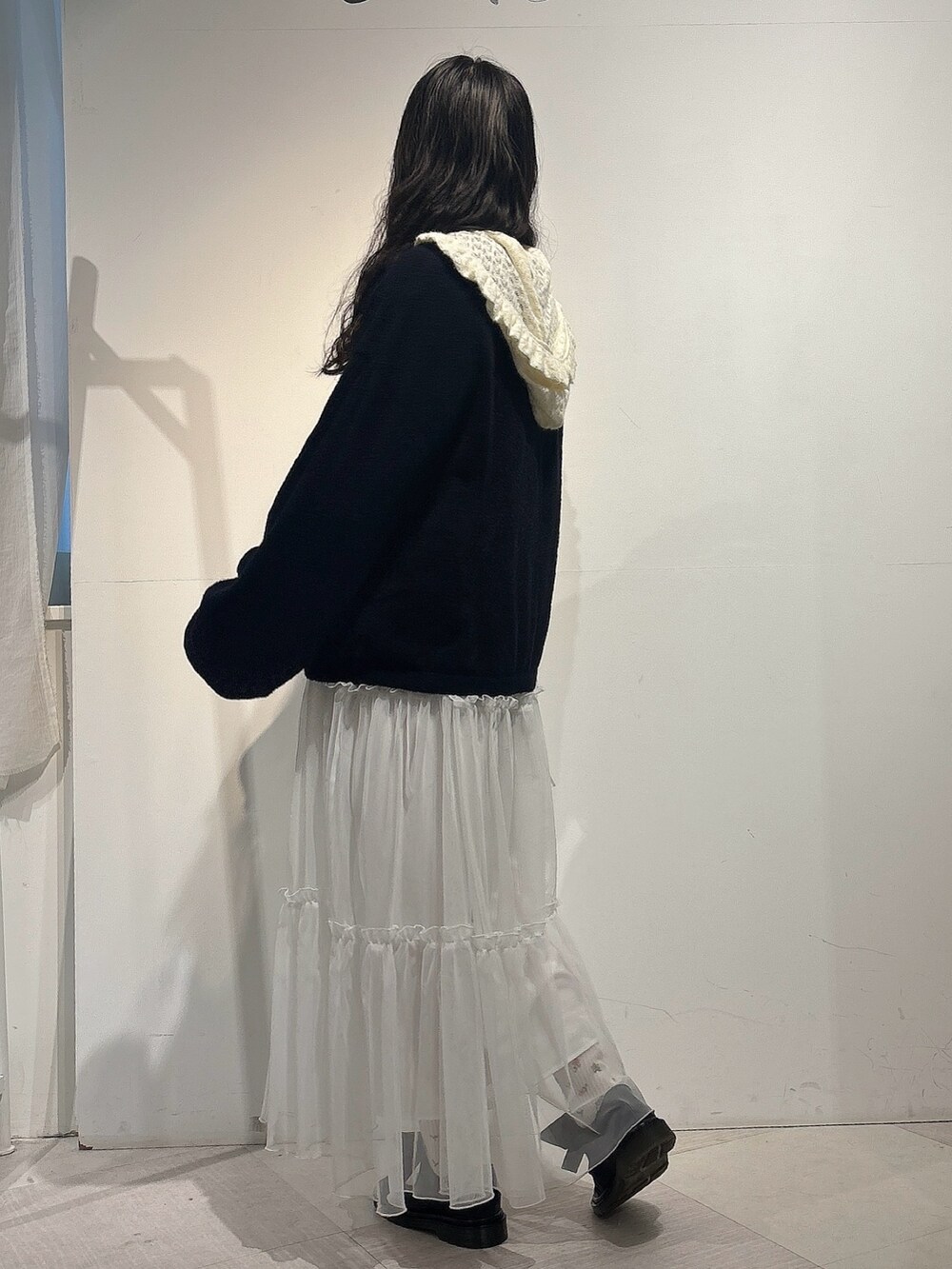 ブラック系のカーディガン/ボレロ、ホワイト系のTシャツ/カットソー、ホワイト系のワンピースを着用したレディースの秋コーディネートの3枚目の写真