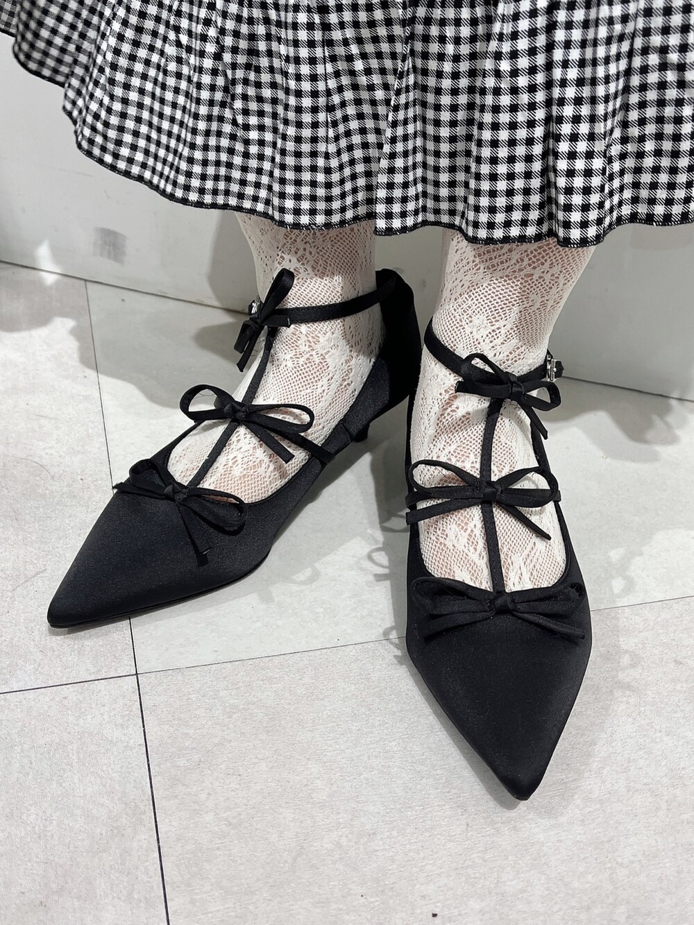 ホワイト系のシャツ/ブラウス、その他のワンピース、ブラック系のパンプスを着用したレディースの春コーディネートの5枚目の写真