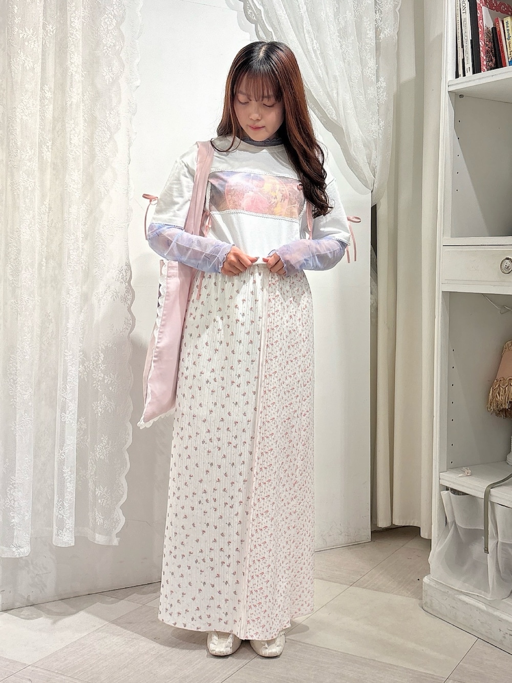 ホワイト系のTシャツ/カットソー、パープル系のTシャツ/カットソー、ピンク系のスカートを着用したレディースの春コーディネートの2枚目の写真