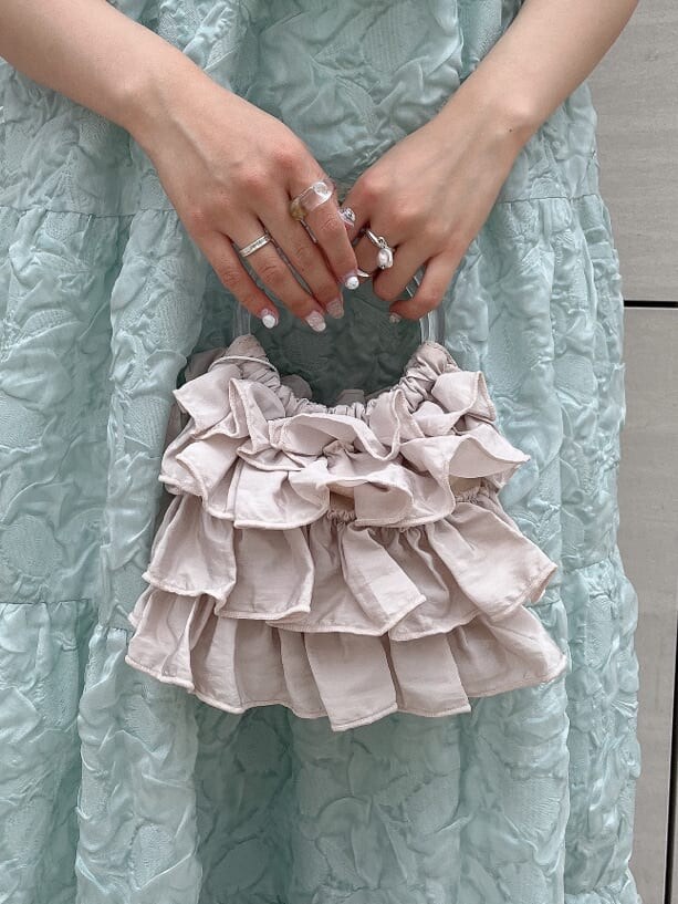 ホワイト系のドレスシューズ、ホワイト系のシャツ/ブラウス、ホワイト系のハンドバッグを着用したレディースの夏コーディネートの5枚目の写真