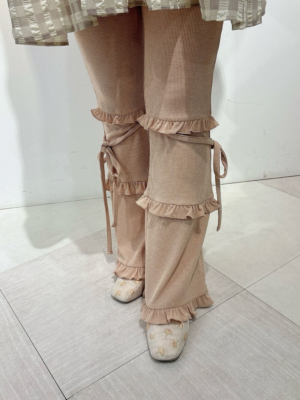 ベージュ系のキャミソール、ホワイト系のTシャツ/カットソー、ピンク系のスウェットパンツを着用したレディースの夏コーディネートの7枚目の写真