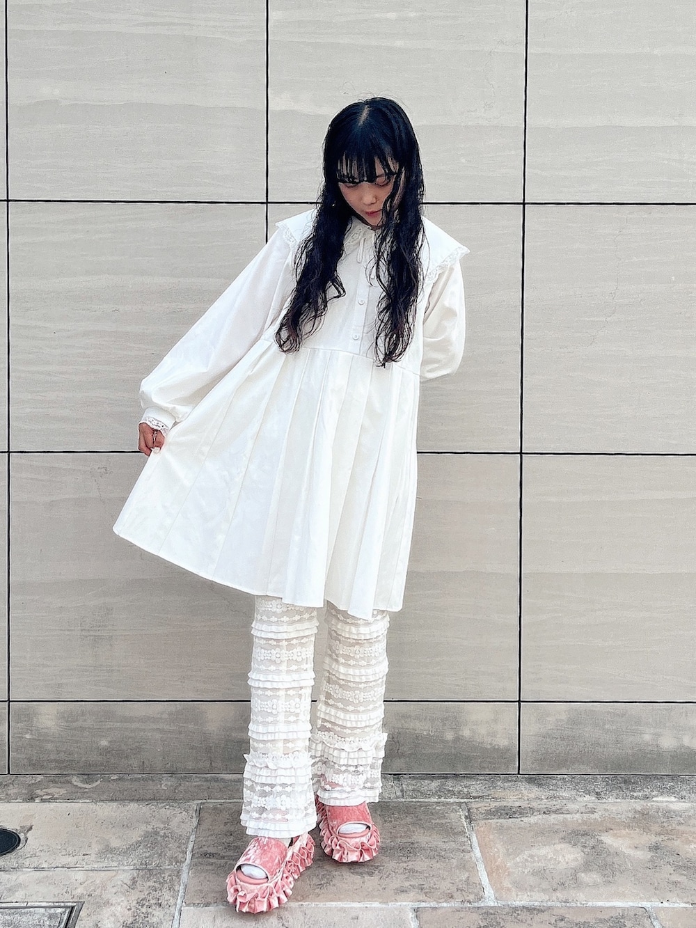 ホワイト系のワンピース、ホワイト系のスウェットパンツ、ピンク系のサンダルを着用したレディースの秋コーディネートの2枚目の写真