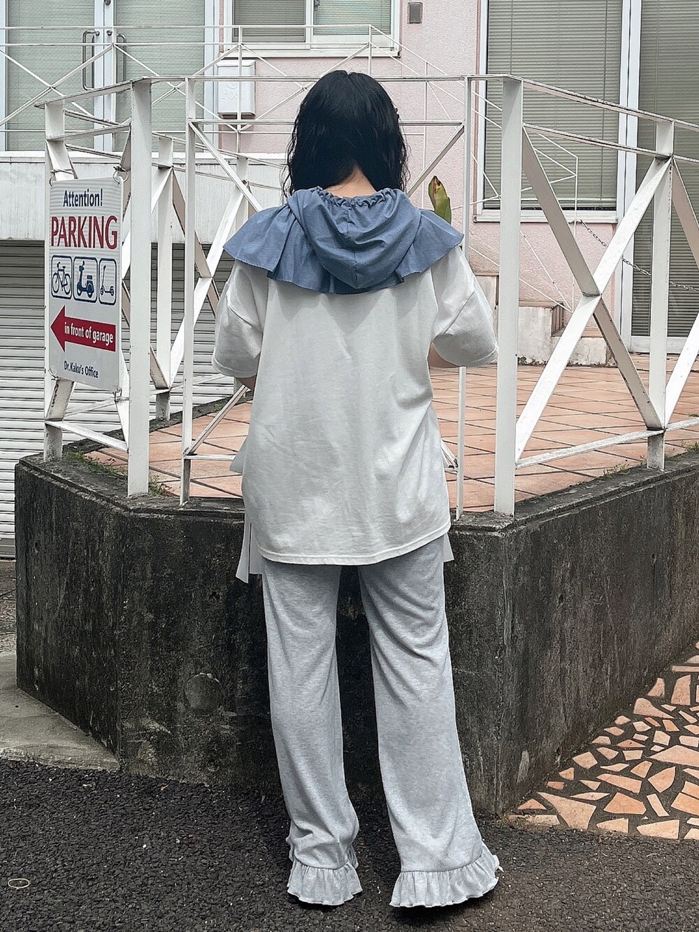 ホワイト系のサンダル、グレー系のその他パンツ、ホワイト系のTシャツ/カットソーを着用したレディースの春コーディネートの2枚目の写真