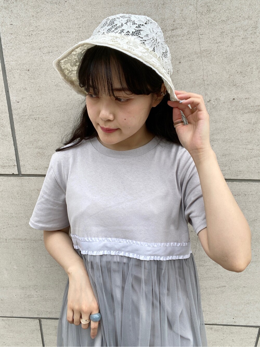 ブルー系のその他パンツ、グレー系のTシャツ/カットソーを着用したレディースの春コーディネートの4枚目の写真