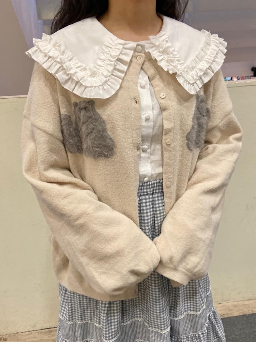 ブルー系のパンプス、ホワイト系のシャツ/ブラウス、ブルー系のスカートを着用したレディースの冬コーディネートの4枚目の写真