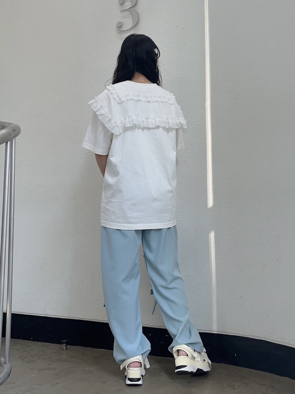 ホワイト系のTシャツ/カットソー、ブルー系のその他パンツ、ホワイト系のサンダルを着用したレディースの春コーディネートの3枚目の写真