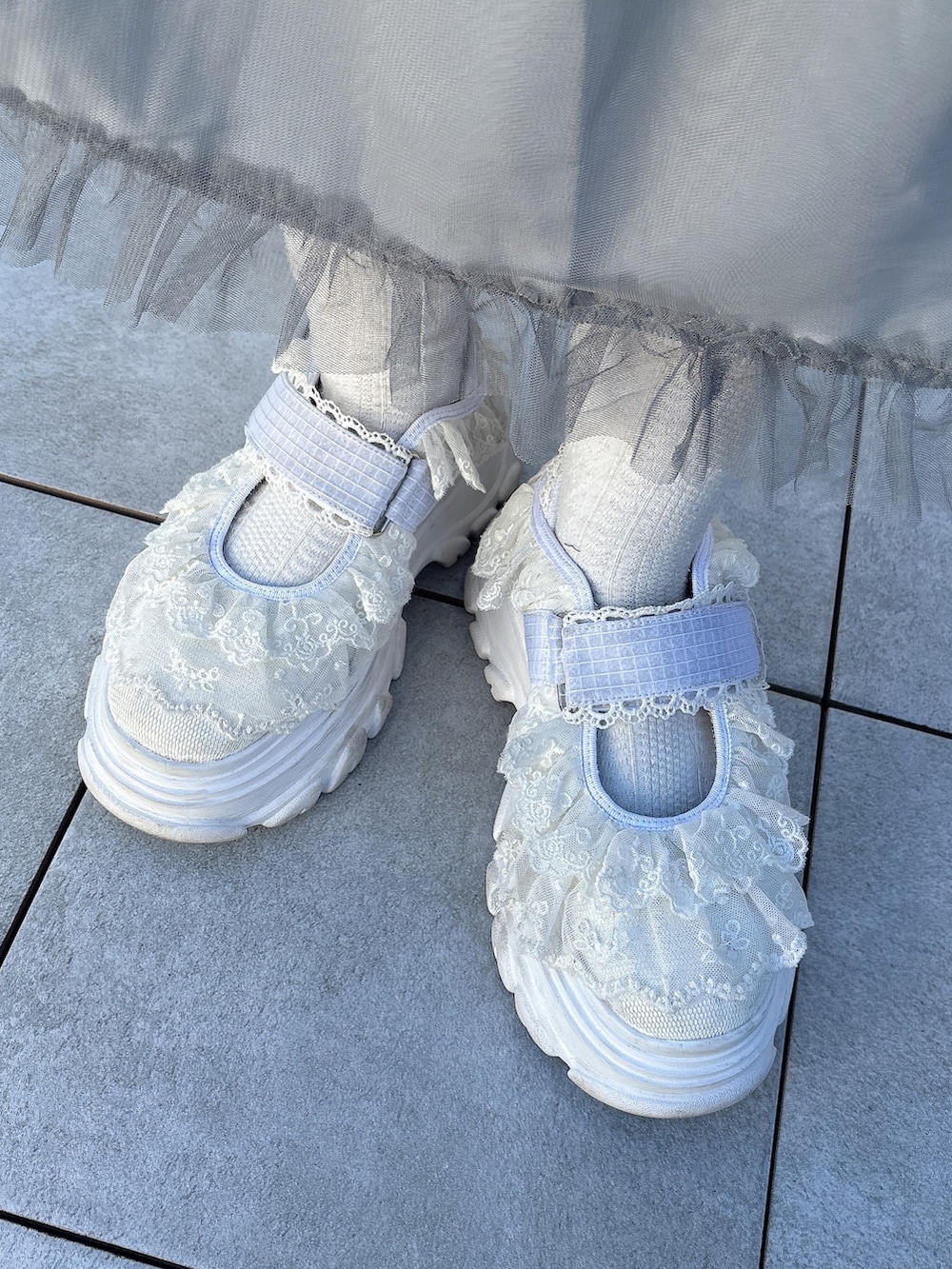 ホワイト系のTシャツ/カットソー、ブルー系のワンピース、ホワイト系のスニーカーを着用したレディースの冬コーディネートの8枚目の写真