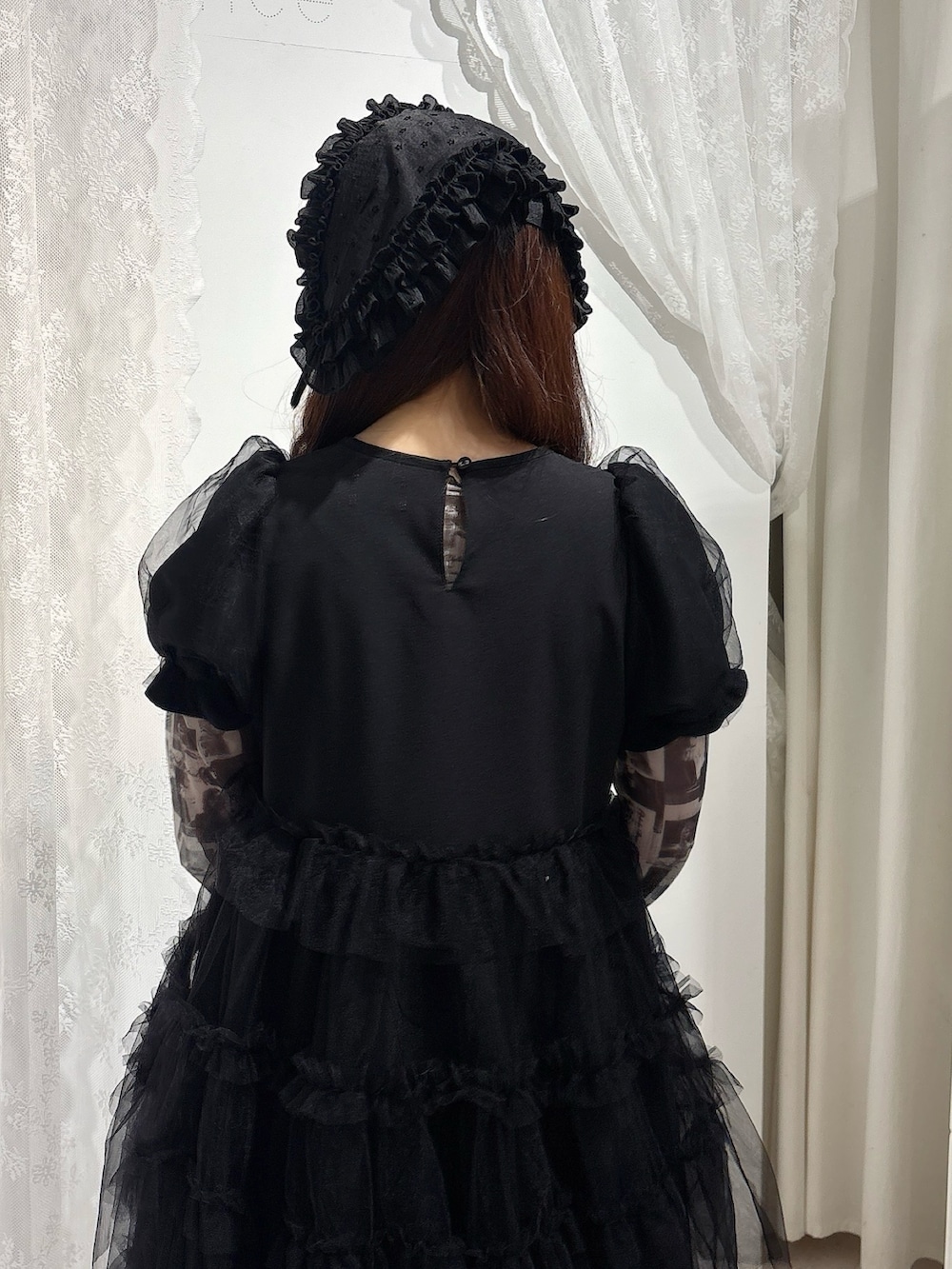 ブラック系のワンピース、ブラック系のTシャツ/カットソー、グレー系のスウェットパンツを着用したレディースの春コーディネートの6枚目の写真