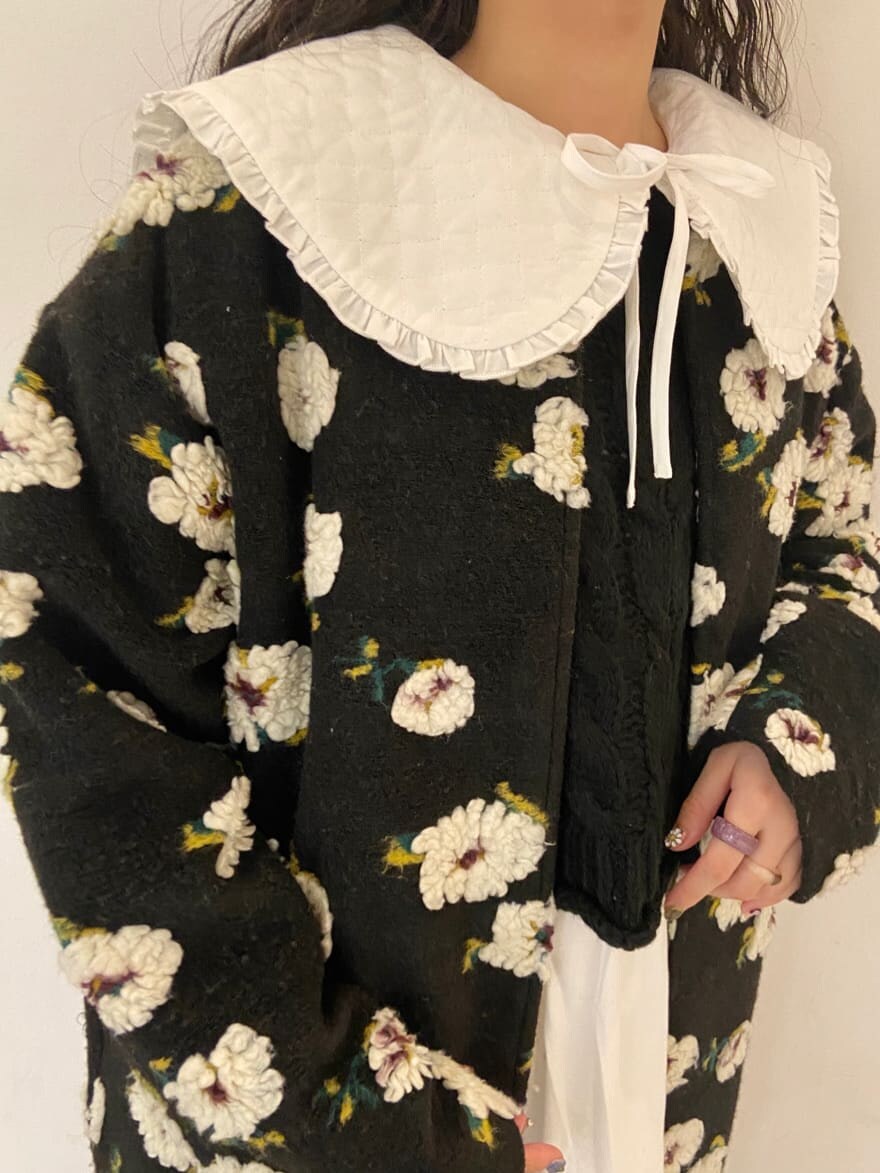 ブラック系のその他アウター、ホワイト系のワンピース、グレー系のパンプスを着用したレディースの秋コーディネートの5枚目の写真