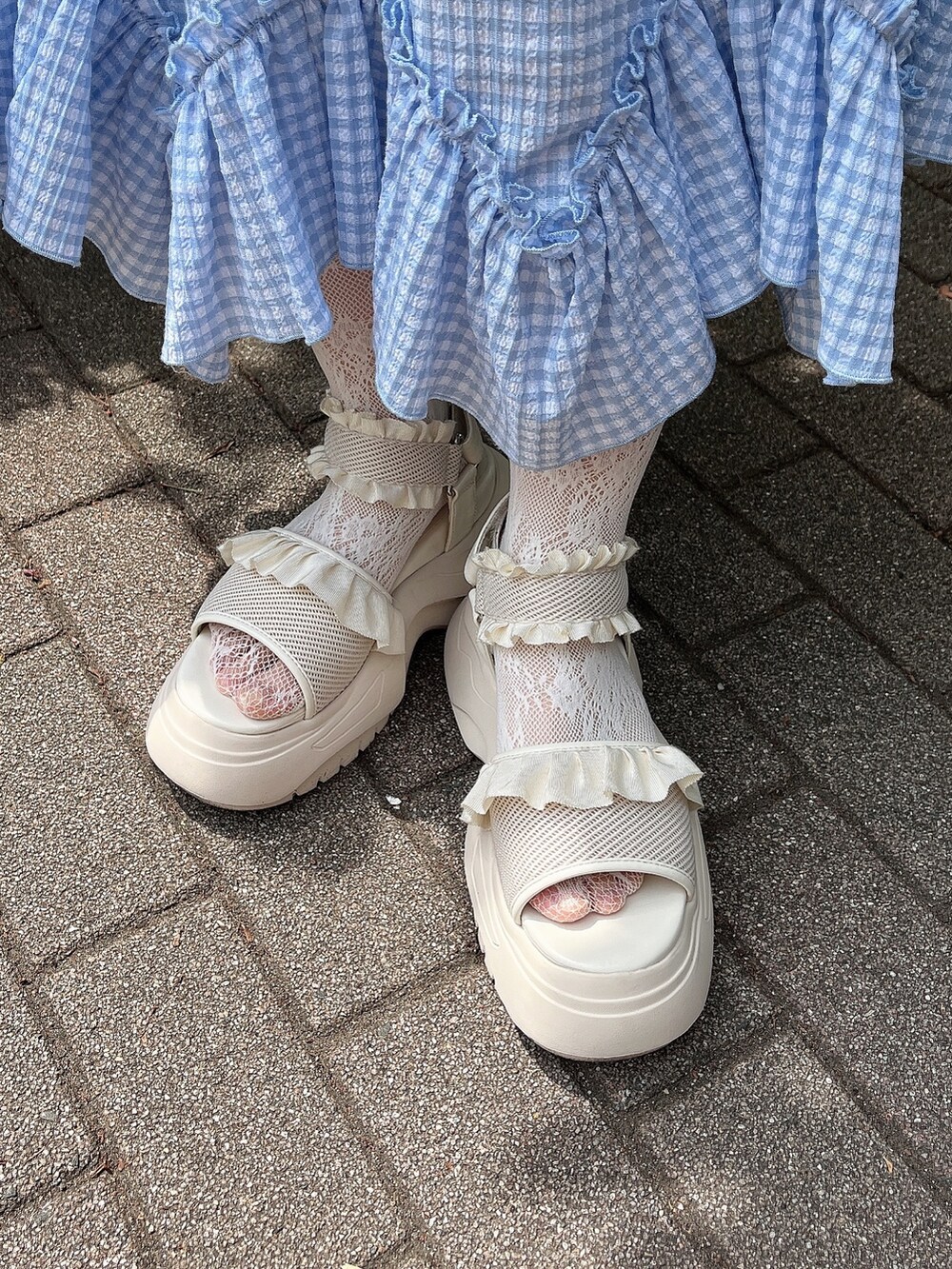 ブルー系のワンピース、ホワイト系のサンダル、ホワイト系のボディバッグ/ウエストポーチを着用したレディースの春コーディネートの6枚目の写真