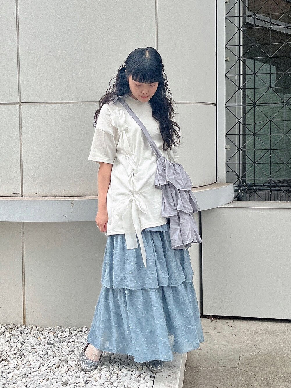 ホワイト系のTシャツ/カットソー、ブルー系のトートバッグ、ブルー系のスカートを着用したレディースの春コーディネートの2枚目の写真