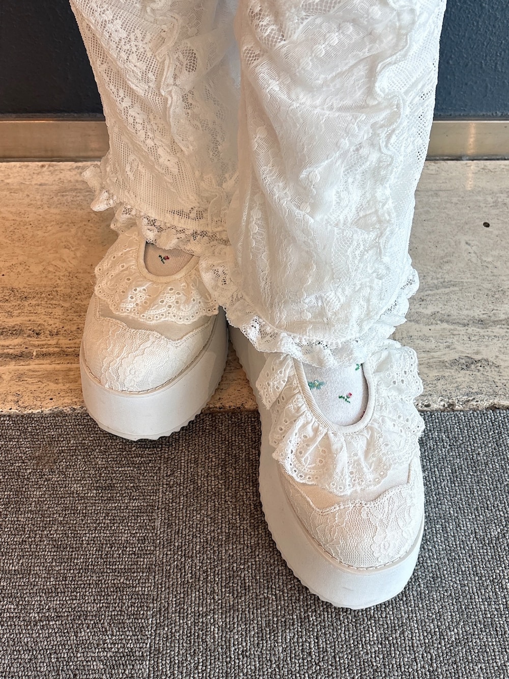 ホワイト系のTシャツ/カットソー、ホワイト系のショルダーバッグ、ホワイト系のワンピースを着用したレディースの冬コーディネートの8枚目の写真