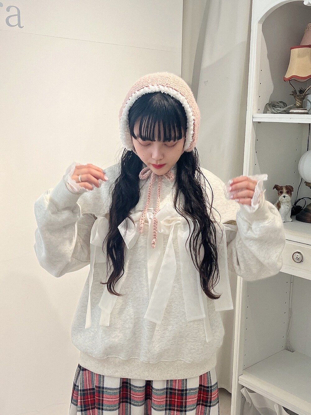 ホワイト系のスウェット、ホワイト系のニット/セーター、ホワイト系のスカートを着用したレディースの秋コーディネートの4枚目の写真