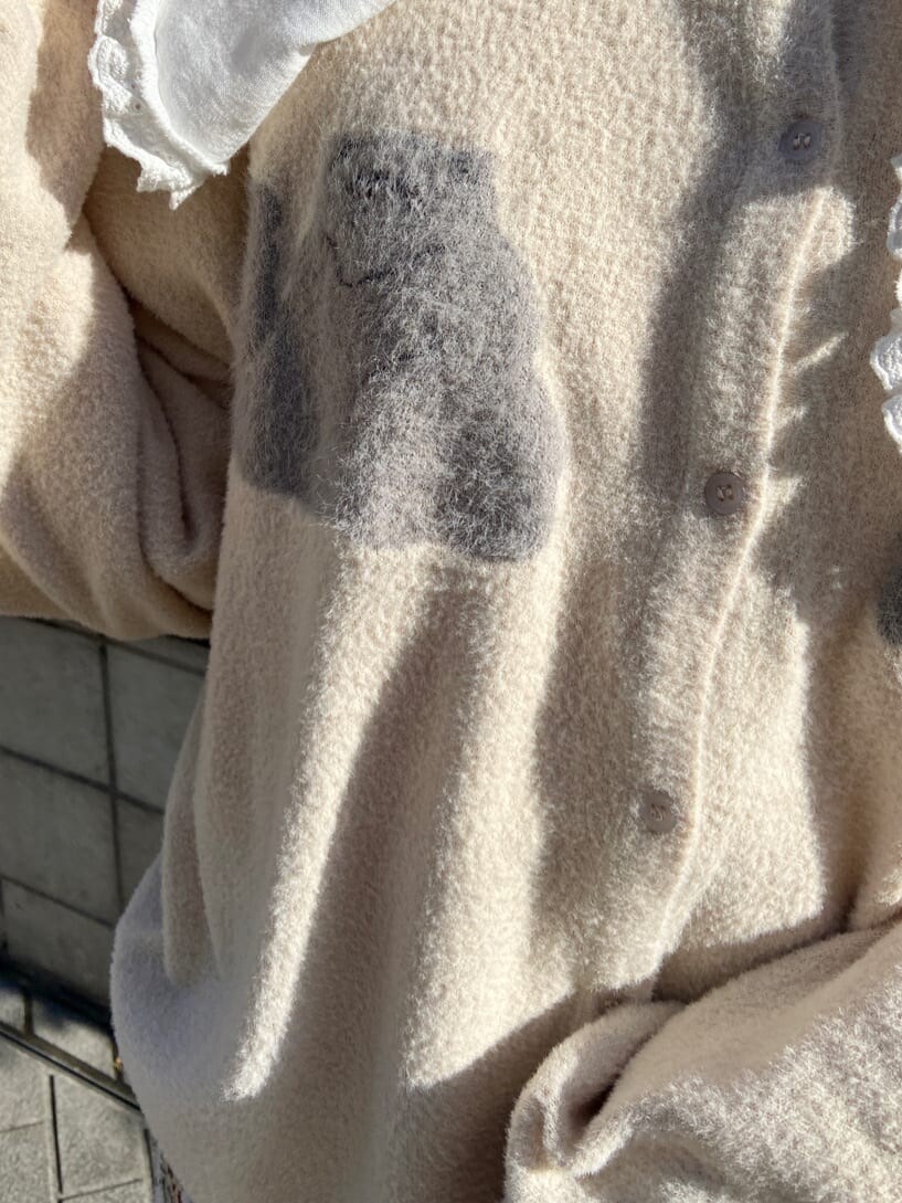 ホワイト系のブーツ、ホワイト系のカーディガン/ボレロ、ホワイト系のシャツ/ブラウスを着用したレディースの冬コーディネートの6枚目の写真