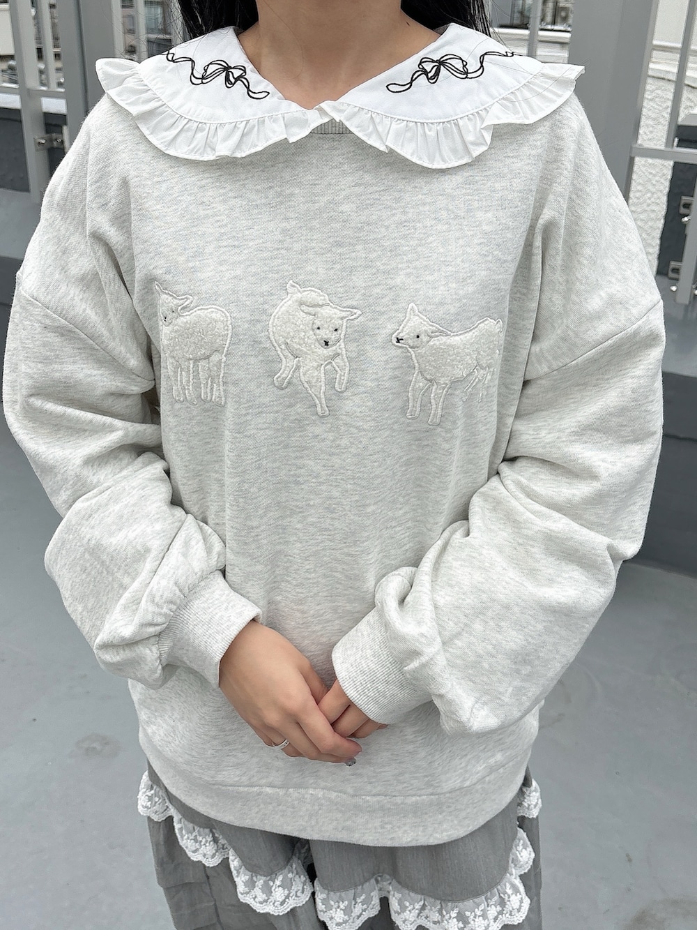 ホワイト系のシャツ/ブラウス、グレー系のスウェット、ブラック系のショルダーバッグを着用したレディースの秋コーディネートの7枚目の写真