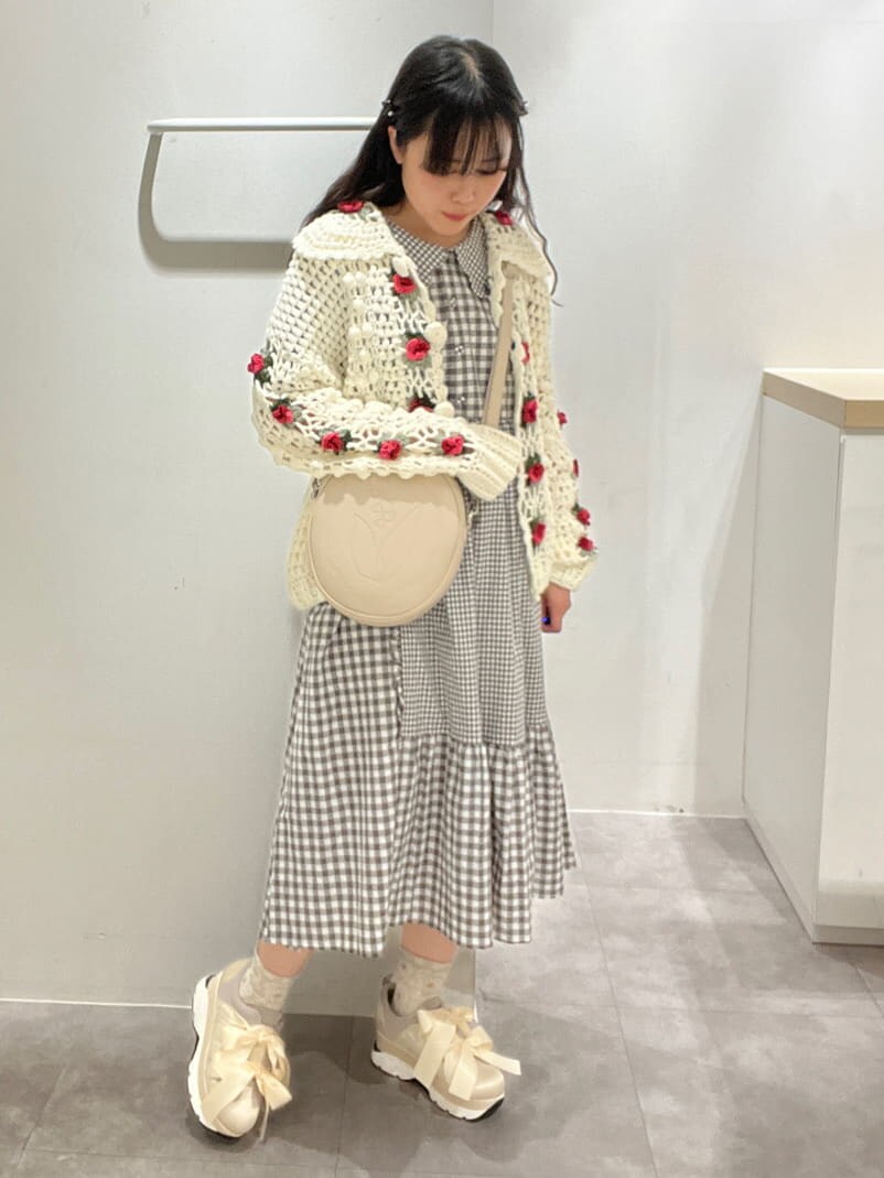 ホワイト系のスニーカー、ホワイト系のショルダーバッグ、ホワイト系のカーディガン/ボレロを着用したレディースの春コーディネートの2枚目の写真