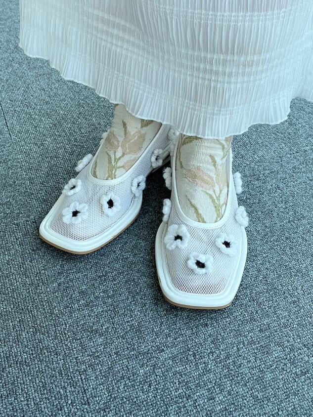 ホワイト系のシャツ/ブラウス、ホワイト系のスカート、ホワイト系のパンプスを着用したレディースの夏コーディネートの5枚目の写真