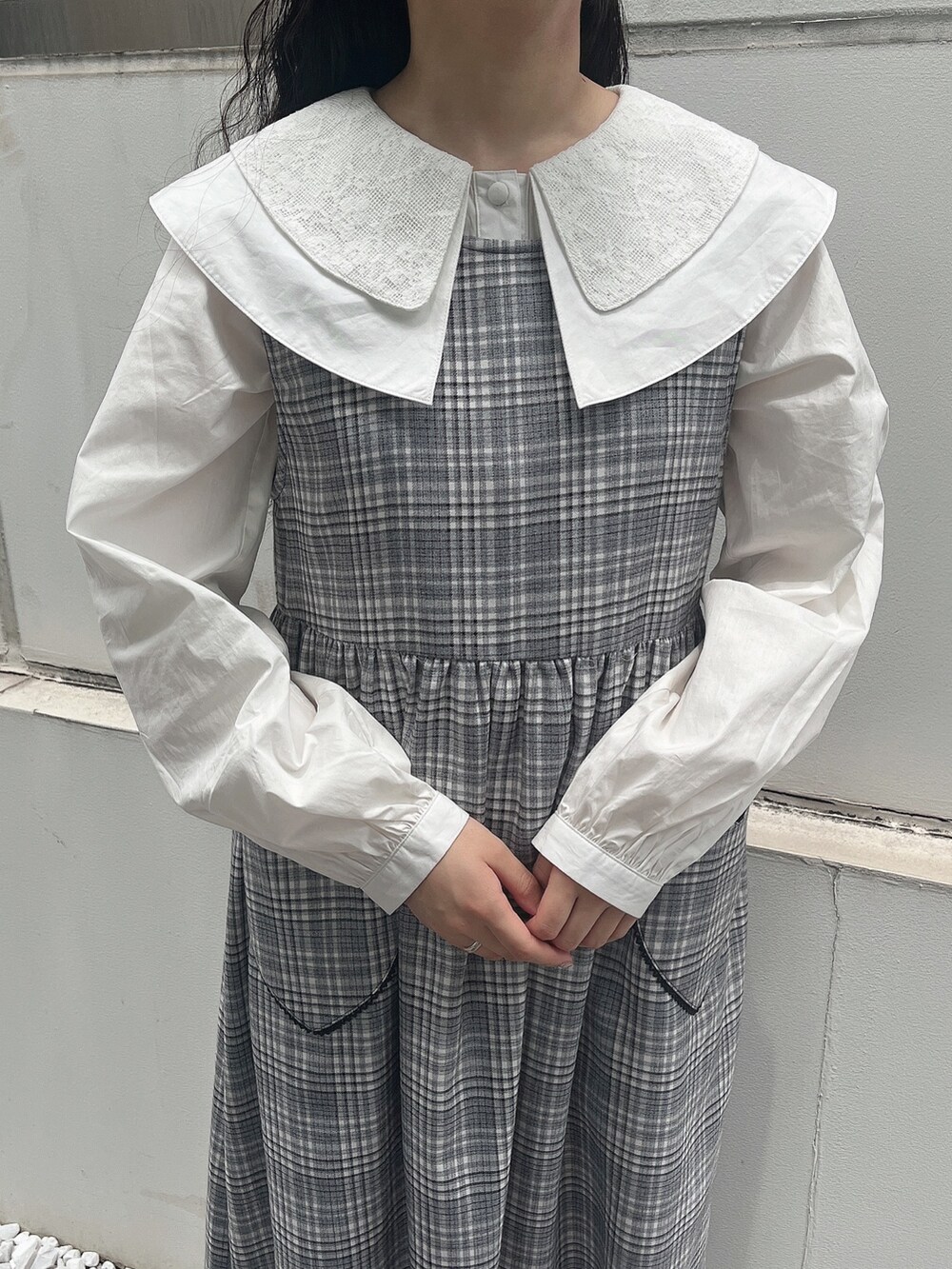 ブラック系のサンダル、ホワイト系のシャツ/ブラウス、ブラック系のワンピースを着用したレディースの夏コーディネートの5枚目の写真