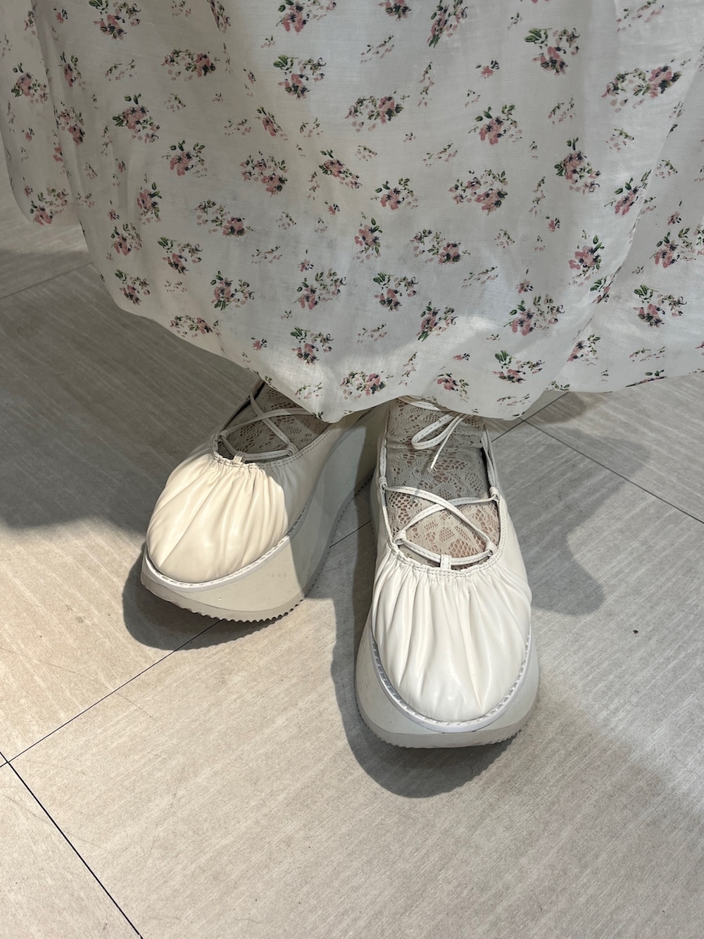 ホワイト系のカーディガン/ボレロ、ホワイト系のTシャツ/カットソー、ホワイト系のスカートを着用したレディースの秋コーディネートの9枚目の写真