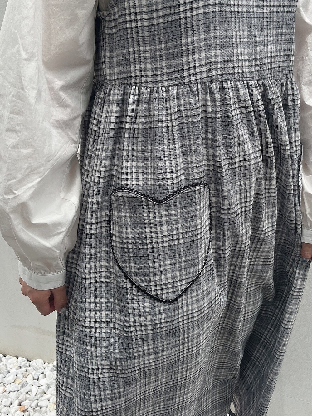 ブラック系のワンピース、ホワイト系のシャツ/ブラウス、ブラック系のサンダルを着用したレディースの夏コーディネートの7枚目の写真
