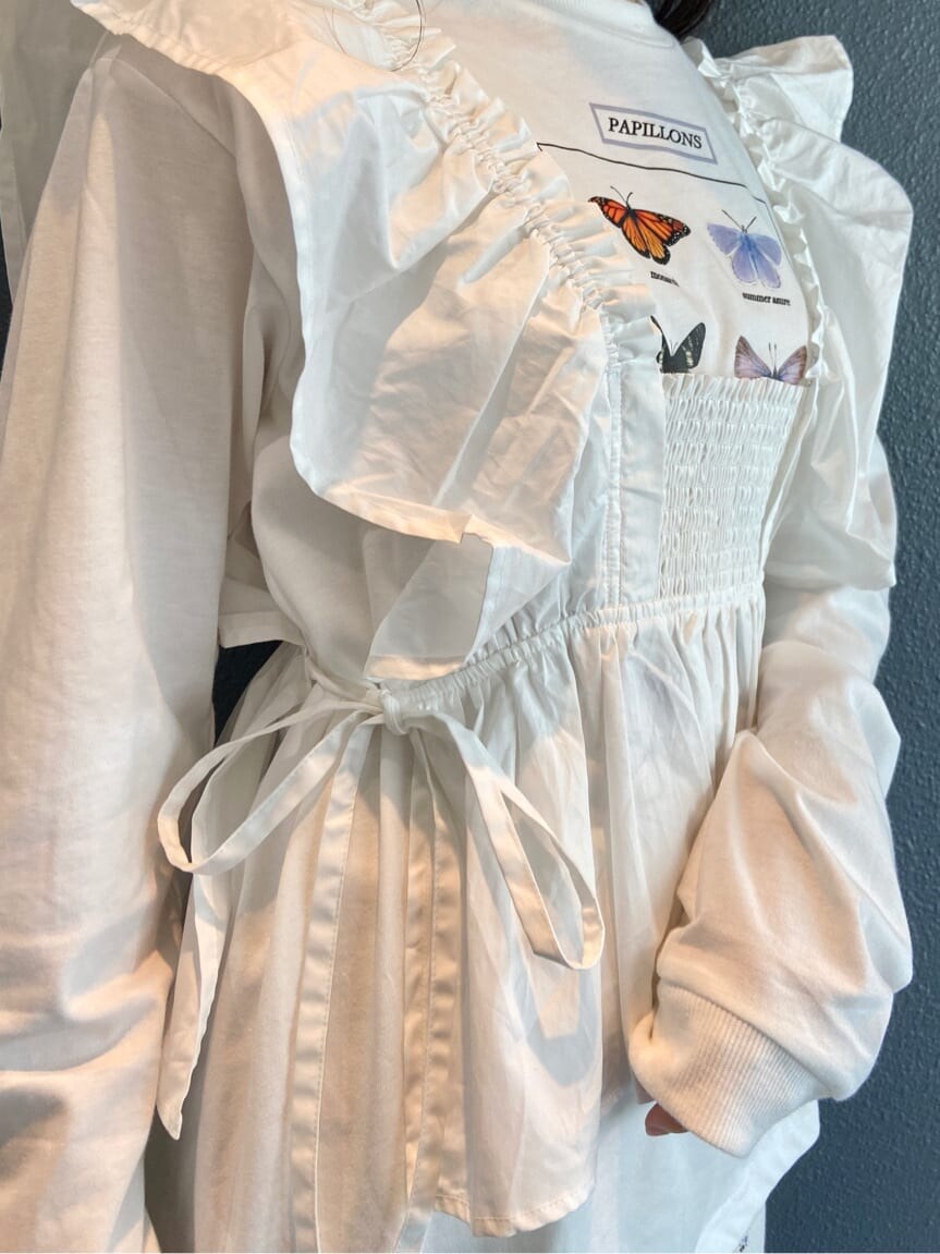 ホワイト系のTシャツ/カットソー、ホワイト系のその他パンツ、グレー系のサンダルを着用したレディースの夏コーディネートの5枚目の写真