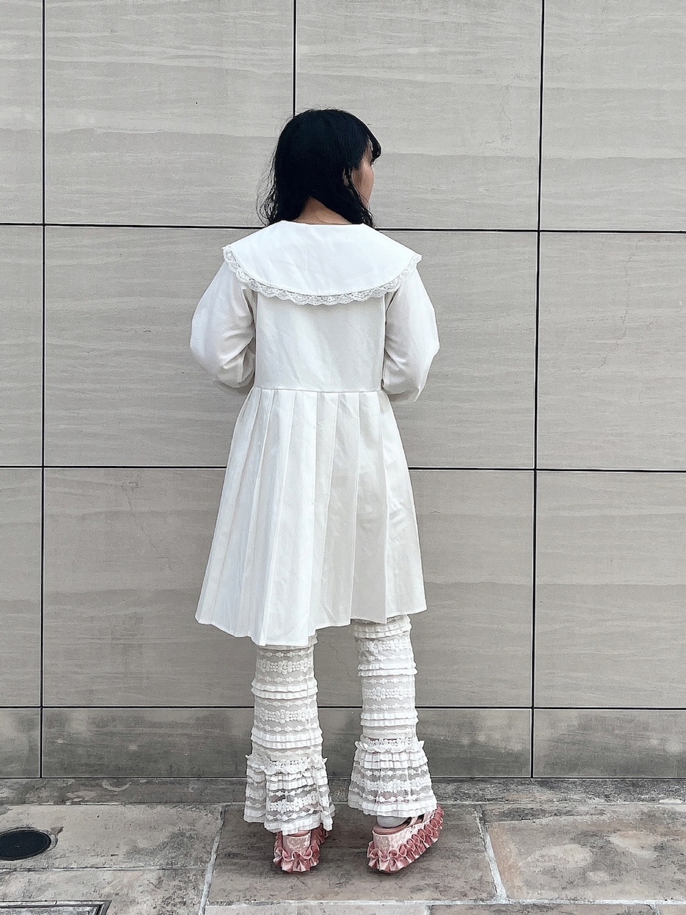 ホワイト系のワンピース、ホワイト系のスウェットパンツ、ピンク系のサンダルを着用したレディースの秋コーディネートの3枚目の写真