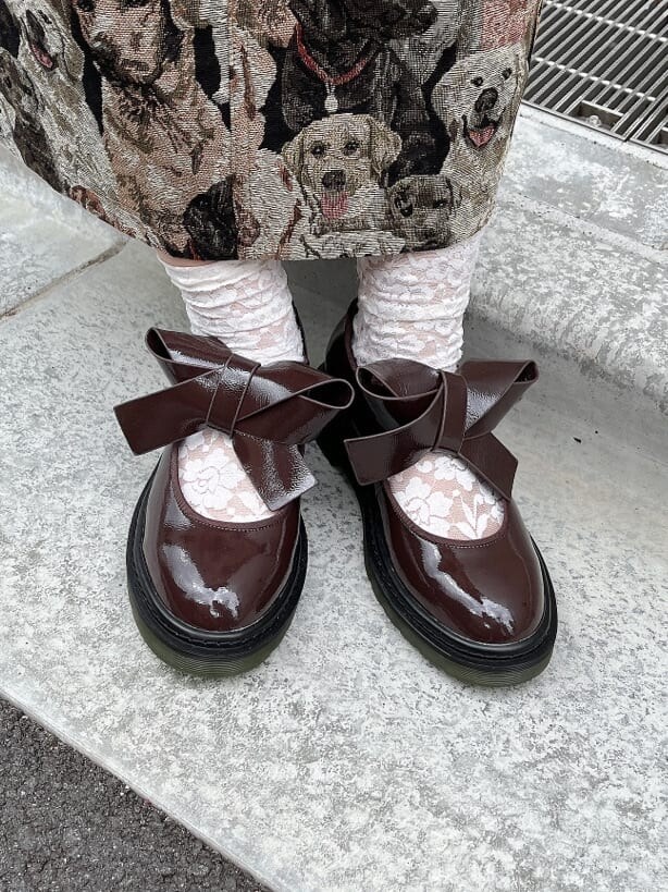 その他のジャンパースカート、ホワイト系のシャツ/ブラウス、ブラウン系のその他シューズを着用したレディースの秋コーディネートの4枚目の写真