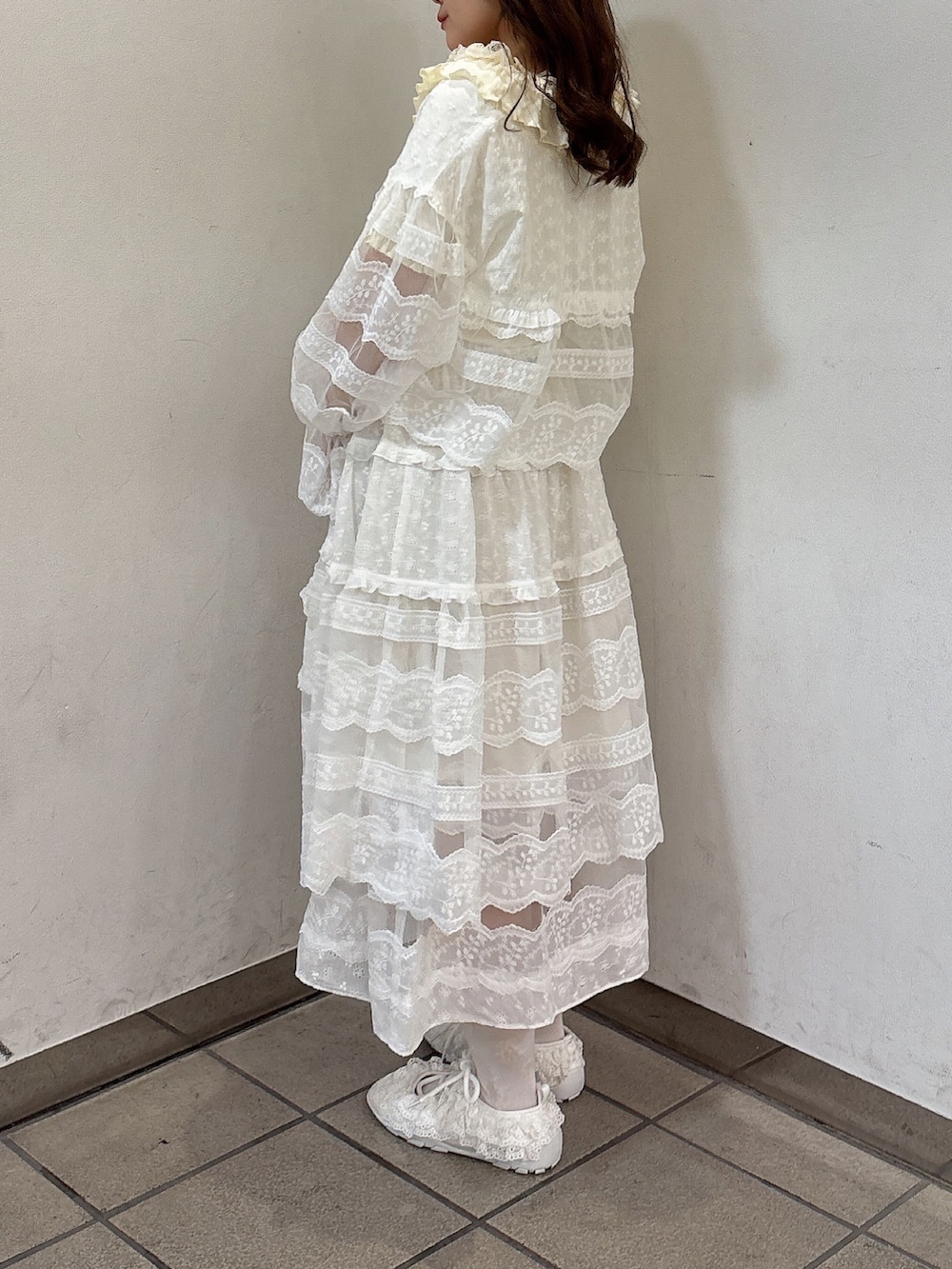 ホワイト系のTシャツ/カットソー、ホワイト系のシャツ/ブラウス、ホワイト系のスカートを着用したレディースの夏コーディネートの3枚目の写真