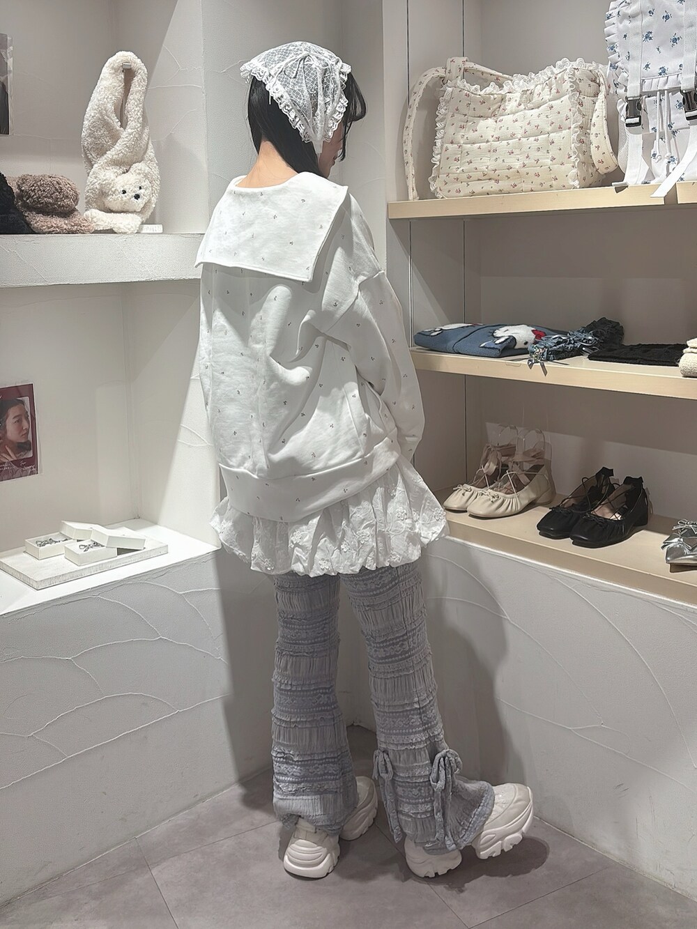 ホワイト系のスウェット、ホワイト系のスカート、ブルー系のその他パンツを着用したレディースの冬コーディネートの3枚目の写真