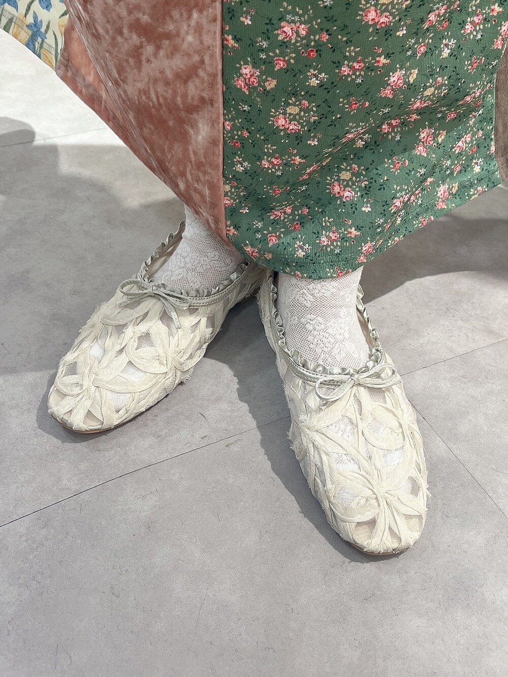 ホワイト系のパンプス、ピンク系のワンピース、ホワイト系のTシャツ/カットソーを着用したレディースの夏コーディネートの7枚目の写真