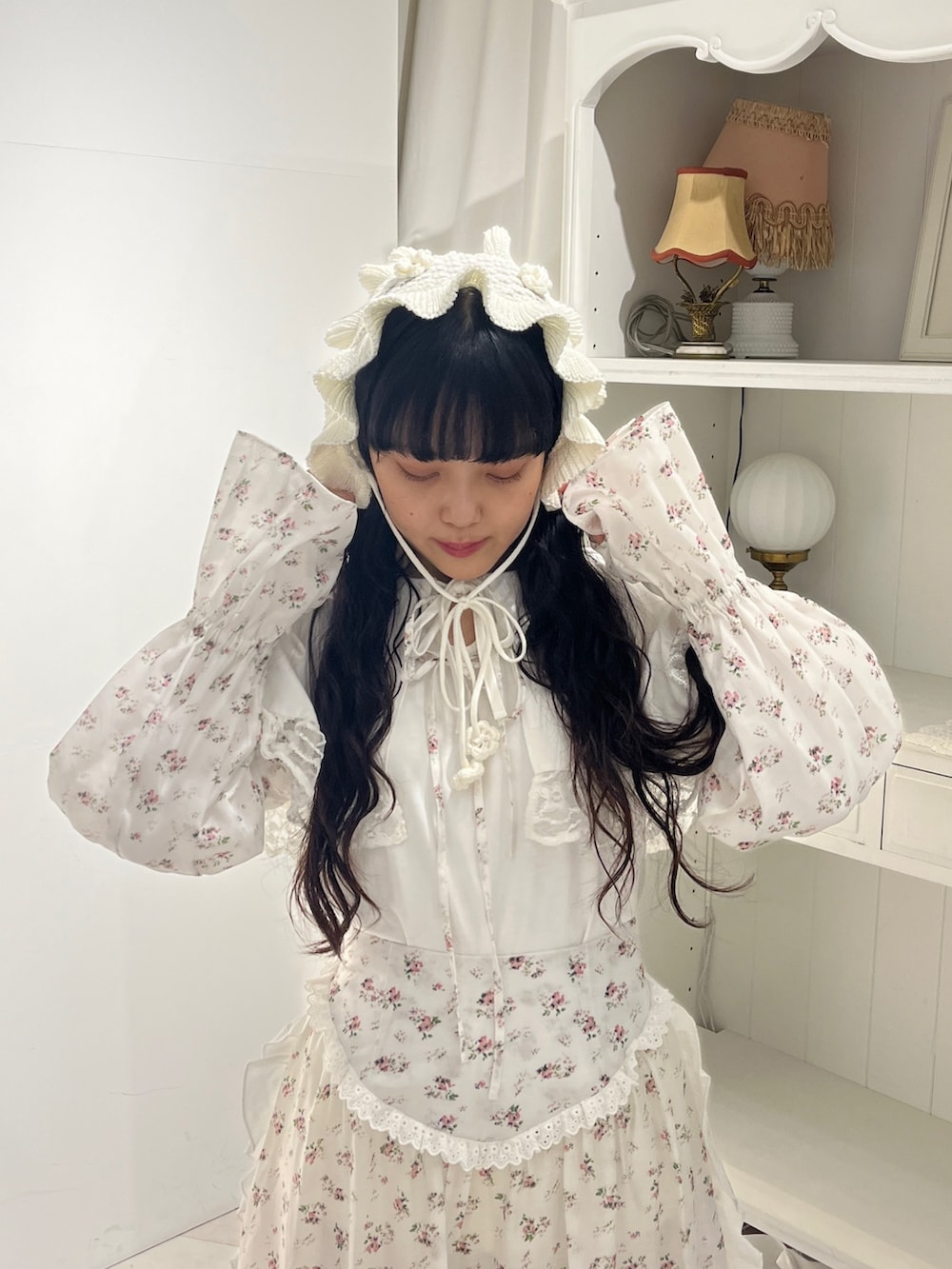 ホワイト系のカーディガン/ボレロ、ホワイト系のTシャツ/カットソー、ホワイト系のスカートを着用したレディースの秋コーディネートの5枚目の写真