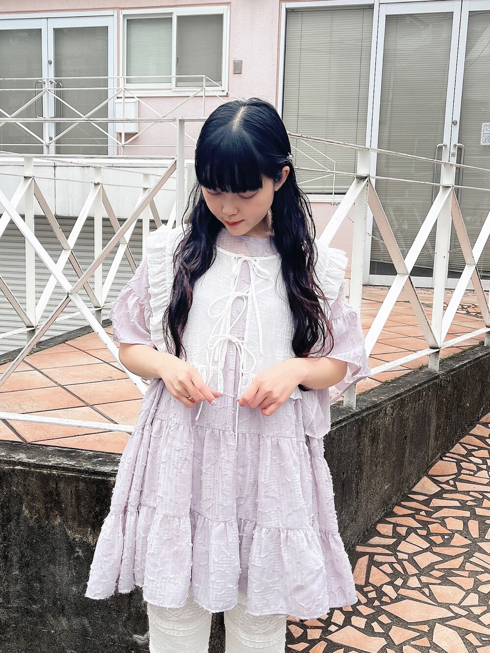 パープル系のワンピース、ホワイト系のスラックス、ブルー系のサンダルを着用したレディースの春コーディネートの4枚目の写真