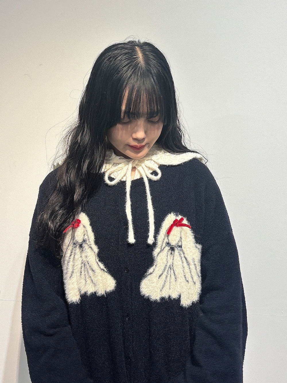 ブラック系のカーディガン/ボレロ、ホワイト系のTシャツ/カットソー、ホワイト系のワンピースを着用したレディースの秋コーディネートの5枚目の写真