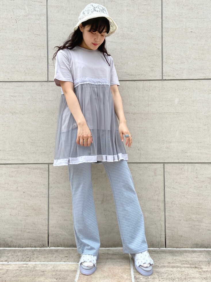 ブルー系のその他パンツ、グレー系のTシャツ/カットソーを着用したレディースの春コーディネートの2枚目の写真