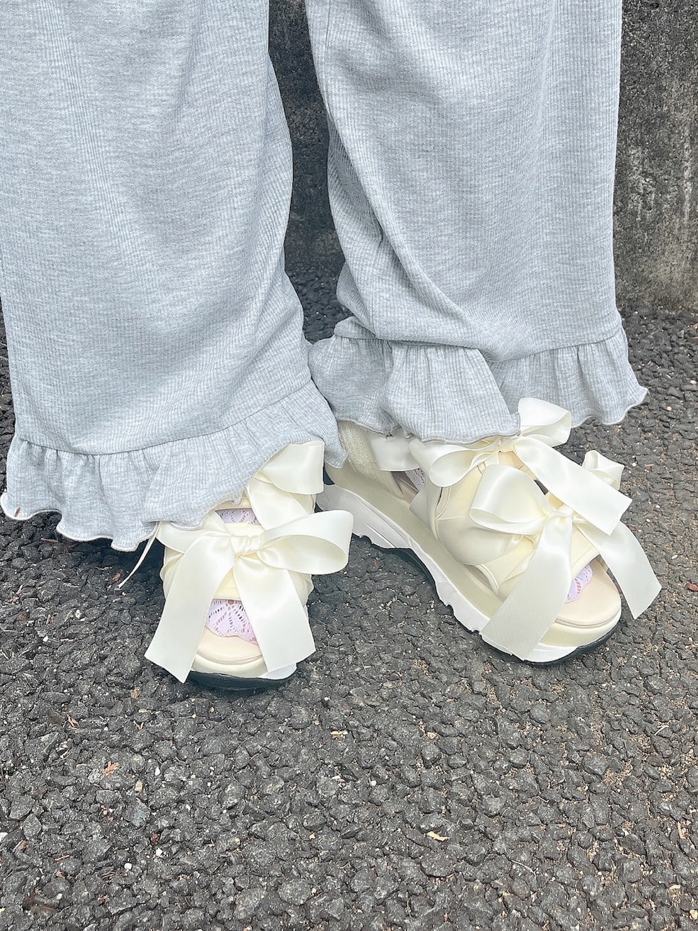 ホワイト系のサンダル、グレー系のその他パンツ、ホワイト系のTシャツ/カットソーを着用したレディースの春コーディネートの7枚目の写真